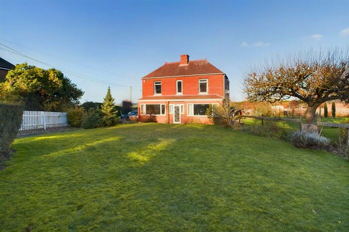 4 Bedroom Detached House For Sale In Bretby Lane, Bretby, DE15