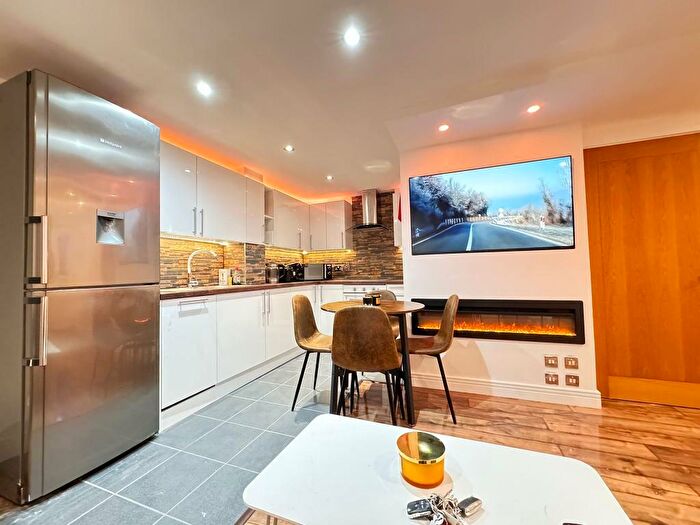 3 Bedroom Apartment To Rent In Onyx Mews, Stratford, London, E15