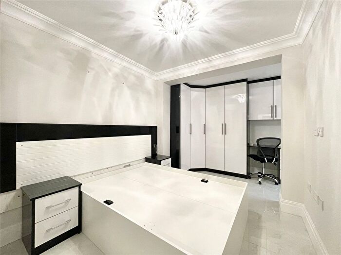 2 Bedroom Flat To Rent In The Mall, Ealing Broadway, London, W5