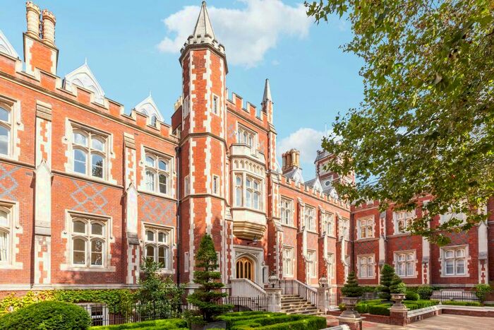 3 Bedroom Flat To Rent In Rose Square, The Bromptons, Chelsea, SW3