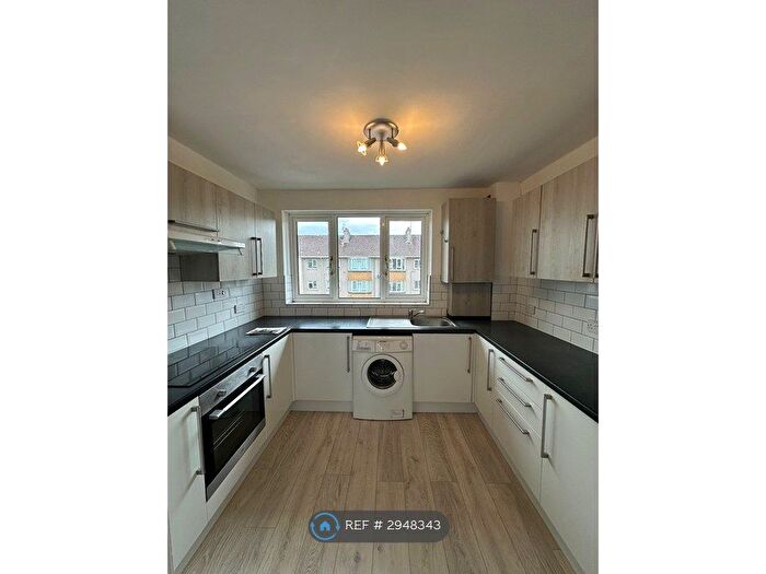 3 Bedroom Flat To Rent In Castle Court, Glasgow, G77