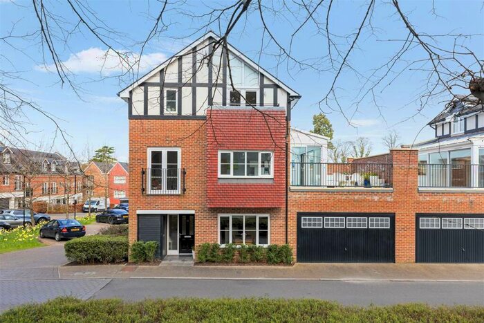 3 Bedroom House To Rent In Uplands Road, Guildford, GU1