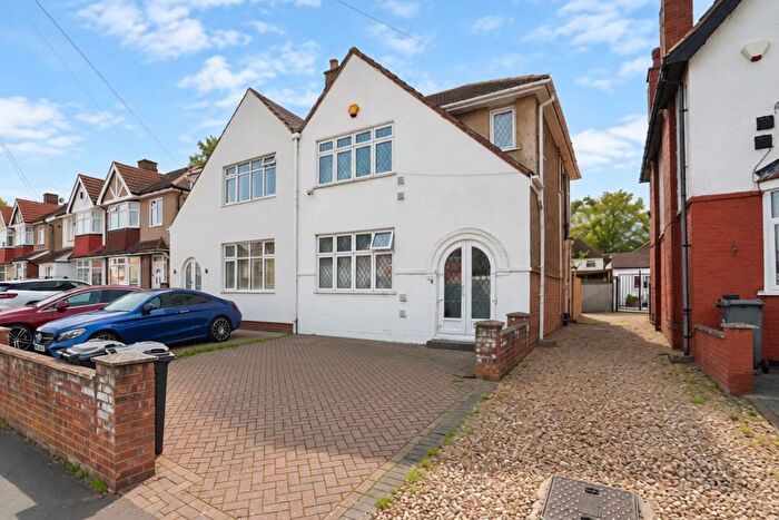 3 Bedroom Semi Detached House For Sale In Heath Road, Hounslow, TW3