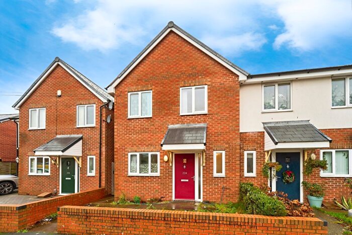 3 Bedroom Town House For Sale In West Bromwich Road, Walsall, West Midlands, WS1