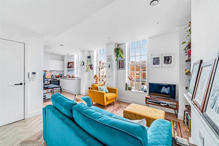 1 Bedroom Flat For Sale In Alexandra House, Oldham Terrace, W3