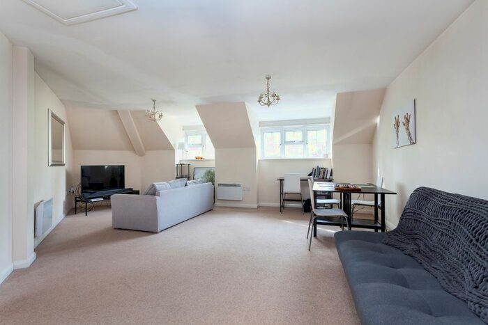 2 Bedroom Flat To Rent In Retreat Way, Chigwell, IG7
