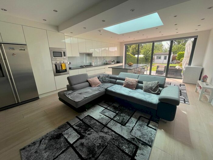 5 Bedroom Semi-Detached House To Rent In Branksome Way, Harrow, HA3