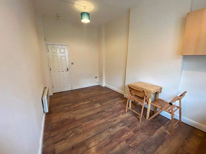 Flat To Rent In High Road, Willesden Green, NW10