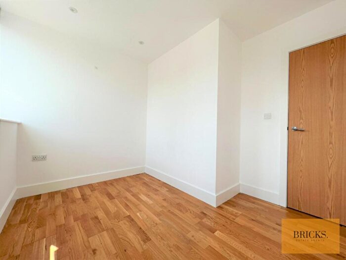 2 Bedroom Apartment To Rent In Flat, Lea Bridge Road, London, E10