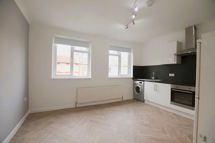 1 Bedroom Flat To Rent In Warwick Road, London, N18