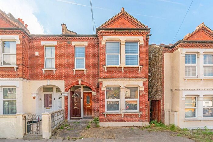 3 Bedroom Flat To Rent In Hythe Road, Thornton Heath, CR7