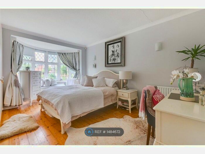 3 Bedroom Bungalow To Rent In Bolton Road, Chiswick, W4