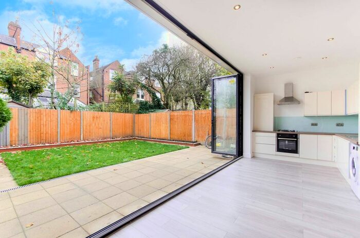 3 Bedroom Flat To Rent In Park Avenue, Willesden Green, London, NW2