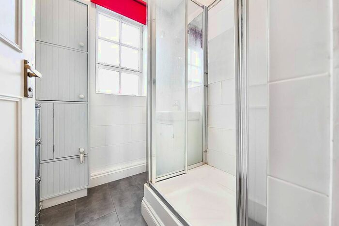 3 Bedroom Flat To Rent In Vicarage Crescent, Battersea Square, London, SW11