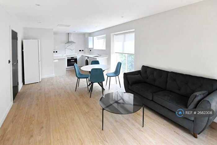 1 Bedroom Flat To Rent In Trinity Apartments, Leeds, LS13