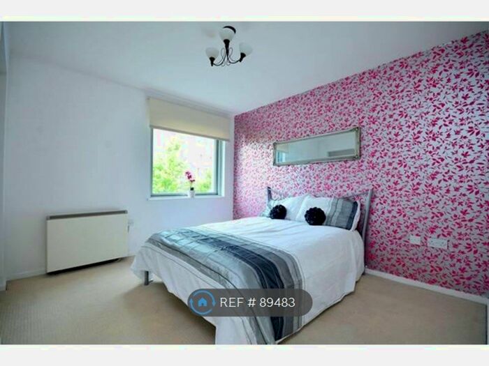 3 Bedroom Flat To Rent In Blackwall Way, London, E14