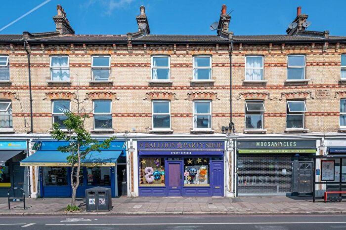 3 Bedroom Flat To Rent In High Street Colliers Wood, Colliers Wood, London, SW19