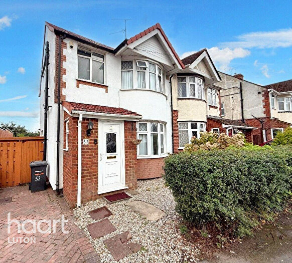 3 Bedroom Semi Detached House For Sale In Grosvenor Road, Luton, LU3