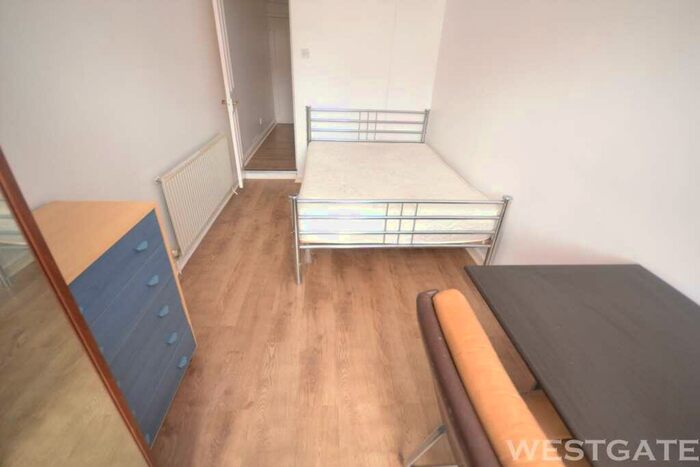4 Bedroom Terraced House To Rent In Pitcroft Avenue, Reading, RG6