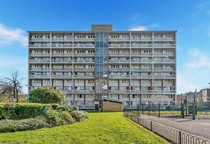 2 Bedroom Flat For Sale In Kinsham House, Ramsey Street, London, E2