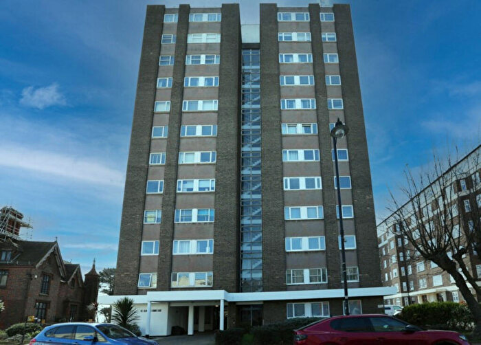 2 Bedroom Flat For Sale In Broadway West, Leigh-on-sea, SS9