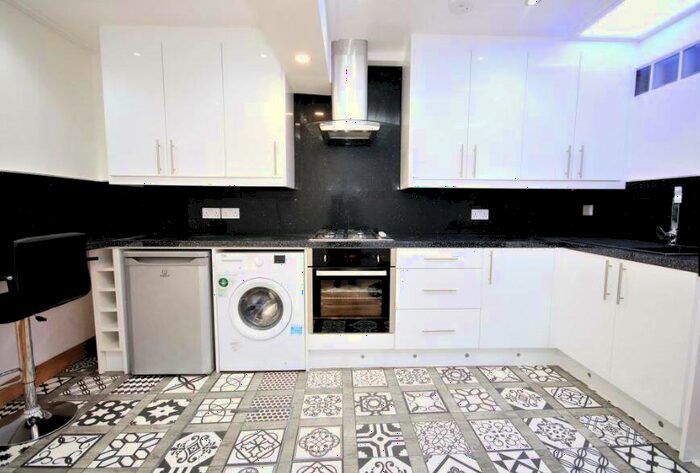 1 Bedroom Flat To Rent In Cambridge Heath Road, Bethnal Green, E2