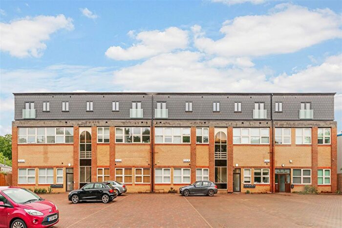 2 Bedroom Flat To Rent In Woodland Court, Soothouse Spring, St Albans, AL3