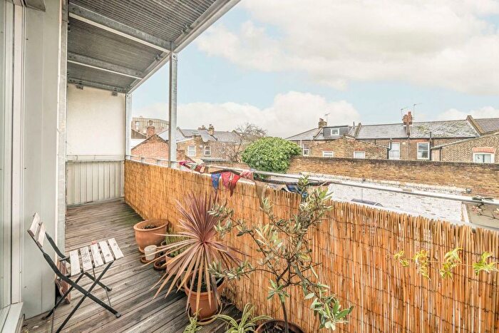 2 Bedroom Flat For Sale In Lower Clapton Road, London, E5
