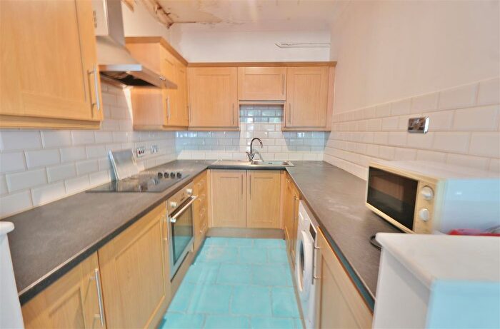 2 Bedroom Maisonette For Sale In Kingswood House, Farnham Road, Slough, SL2