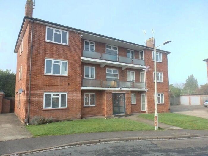 2 Bedroom Flat To Rent In Stroud Green, Newbury, Berkshire, RG14