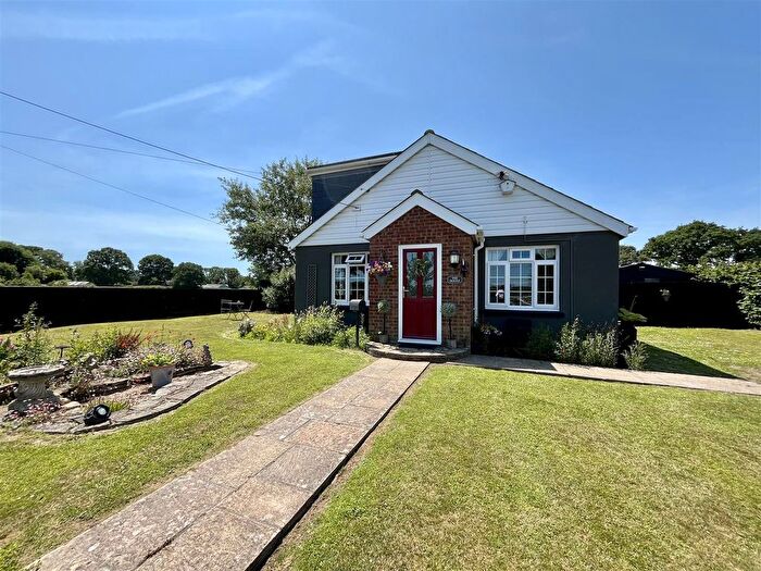 3 Bedroom Chalet For Sale In Fourteen Acre Lane, Three Oaks, TN35