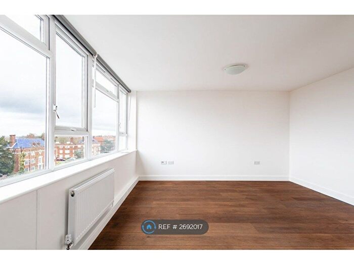 Studio To Rent In Ballards Lane, London, N3