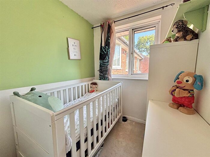 3 Bedroom End Of Terrace House For Sale In Sycamore Close, Creekmoor, BH17 - Photo 9