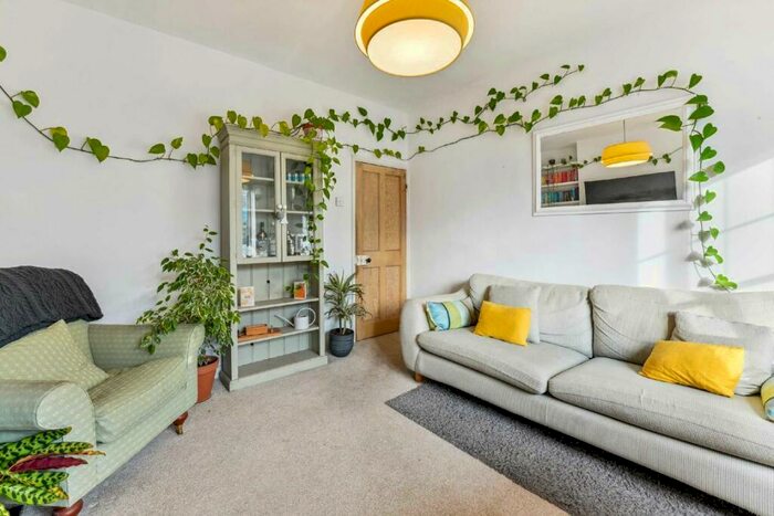 2 Bedroom Flat To Rent In Kennington Oval, Kennington, SE11