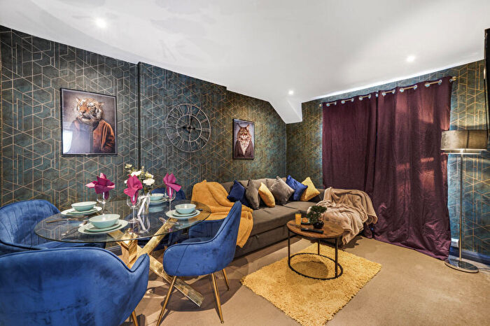 2 Bedroom Apartment For Sale In Great North Way, London, Barnet, NW4