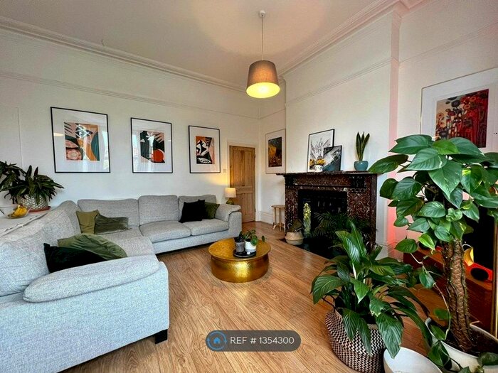 2 Bedroom Flat To Rent In The Barons, St Margarets, TW1