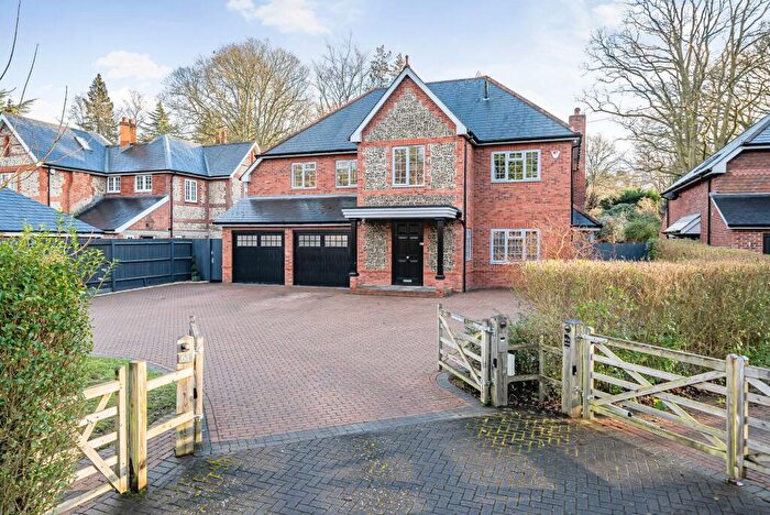 6 Bedroom Detached House For Sale In Elvetham Road, Fleet, GU51