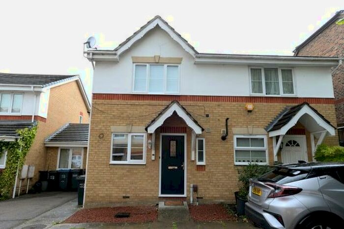 2 Bedroom Semi-Detached House To Rent In Hamond Close, South Croydon, CR2