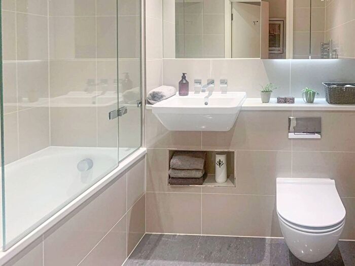 1 Bedroom Flat To Rent In Pinnacle Apartments, East Croydon, Croydon, CR0