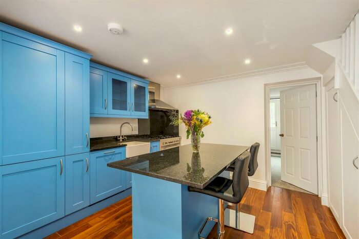 3 Bedroom Flat To Rent In Mortlake High Street, SW14