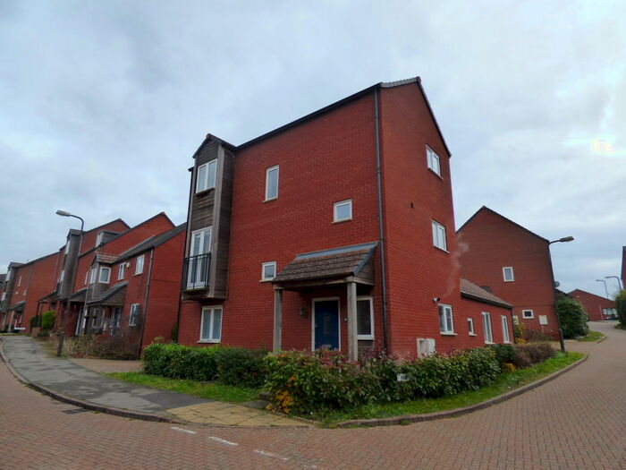 4 Bedroom House To Rent In Turneys Drive, Wolverton Mill, MK12