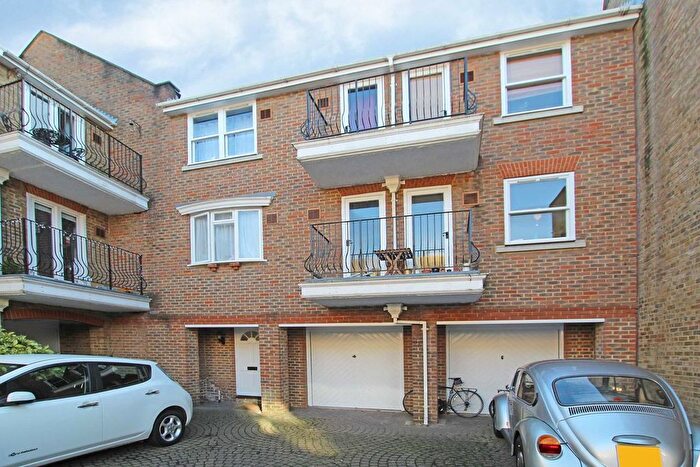 2 Bedroom Flat To Rent In Cedar Terrace, Richmond, TW9