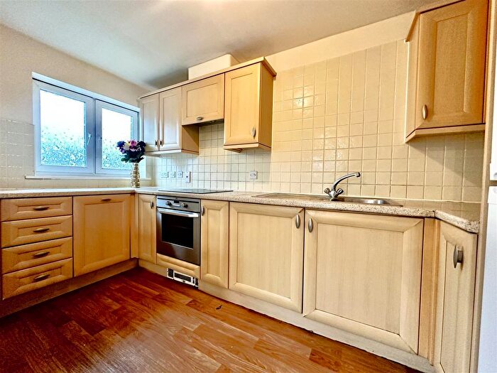 2 Bedroom Flat To Rent In Blackburn Way, Hounslow, TW4