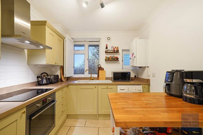 1 Bedroom Apartment For Sale In Howland Estate, London, SE16