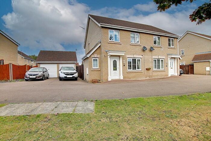 3 Bedroom Semi-Detached House For Sale In Foxglove Way, March, PE15