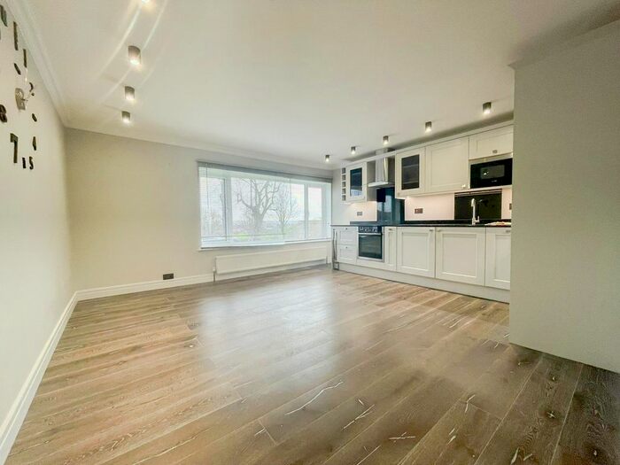 3 Bedroom Flat To Rent In Bury Green Road, Cheshunt EN7