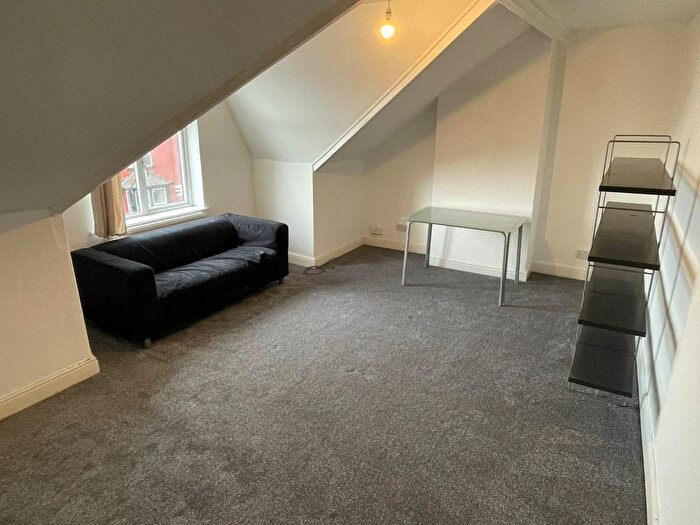 1 Bedroom Flat To Rent In Harehills Lane, Leeds, West Yorkshire, LS8