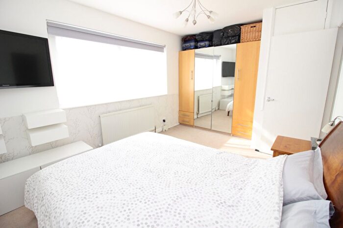 3 Bedroom End Of Terrace House For Sale In Green Lane, Worcester Park, KT4