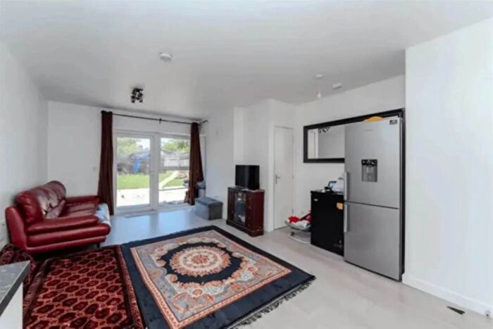 3 Bedroom Flat For Sale In Salisbury Road, Southall, UB2