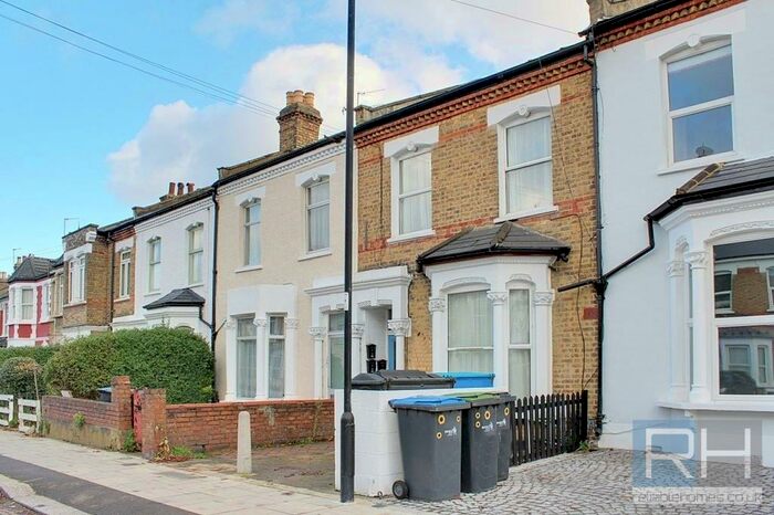 Studio To Rent In Whittington Road, Bounds Green, London, N22